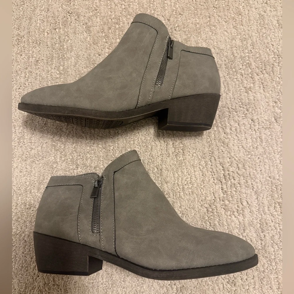 Women’s Gray Women's Ankle Boots Maurice’s Excellent Used‎ Condition Size 11M